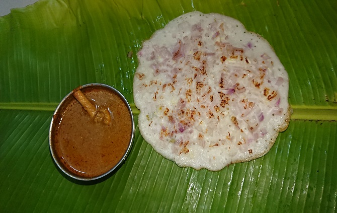 Onion Uthappam (1 Pcs) + Chicken Gravy
