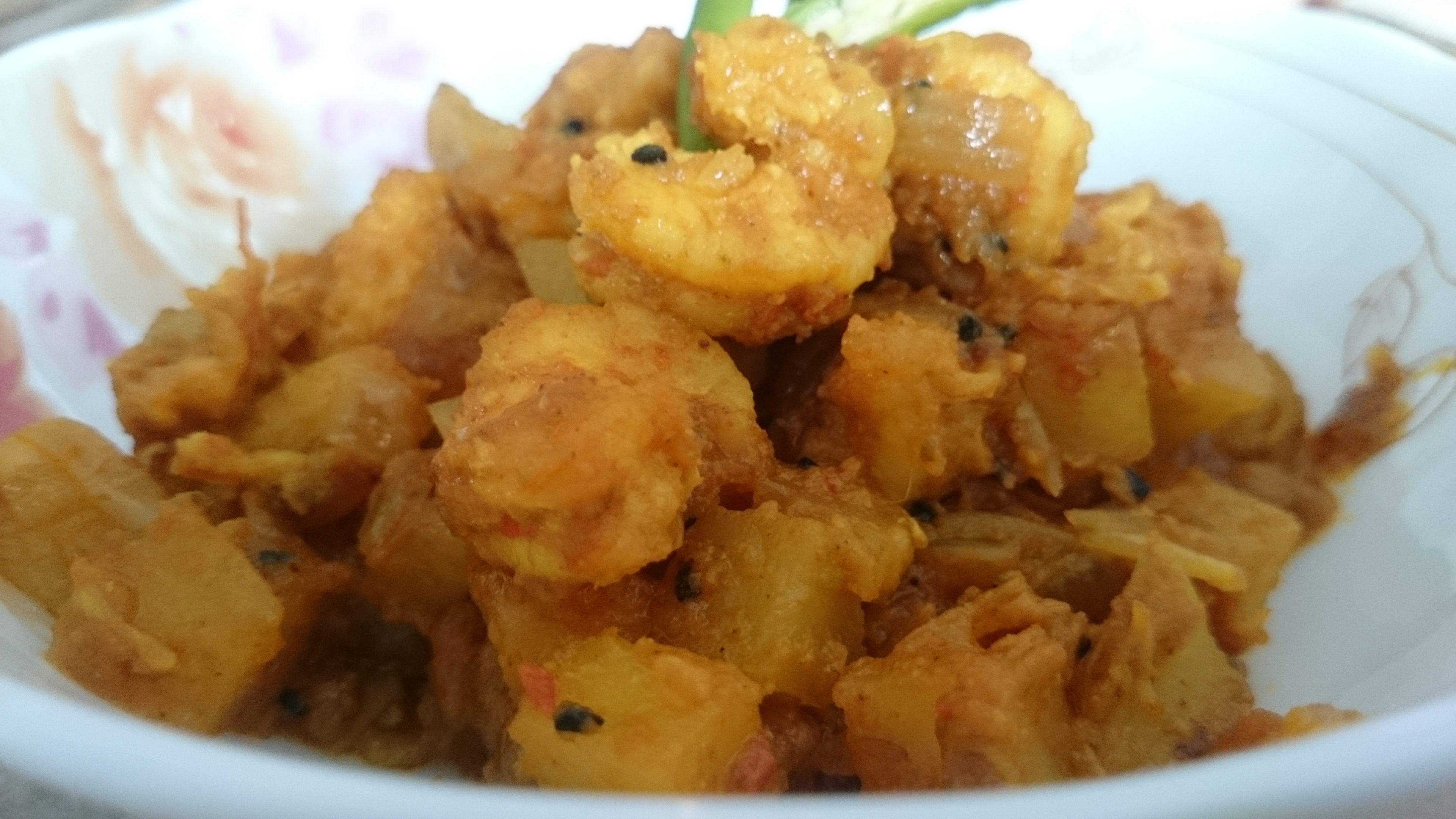 Prawn curry (Chingrir baati chochori)