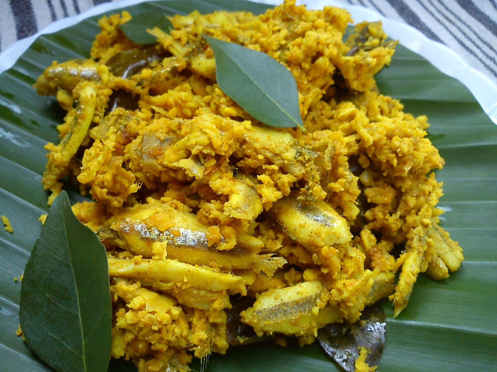 meen peera (grated coconut fish curry)