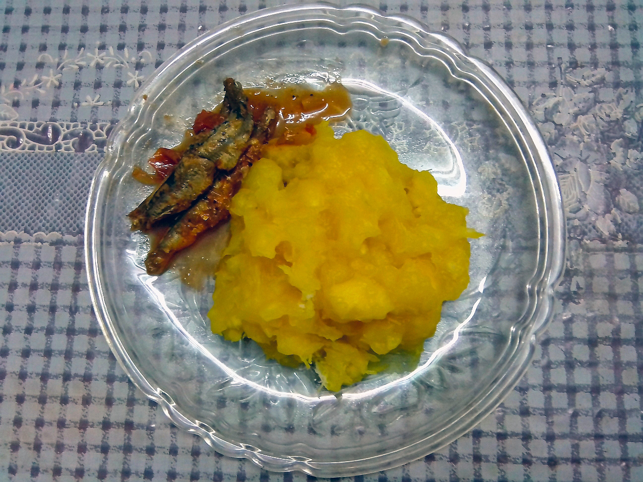 Maravalli kizhangu with mathi fish kuzhambu (Tapioca with sardine fish gravy)