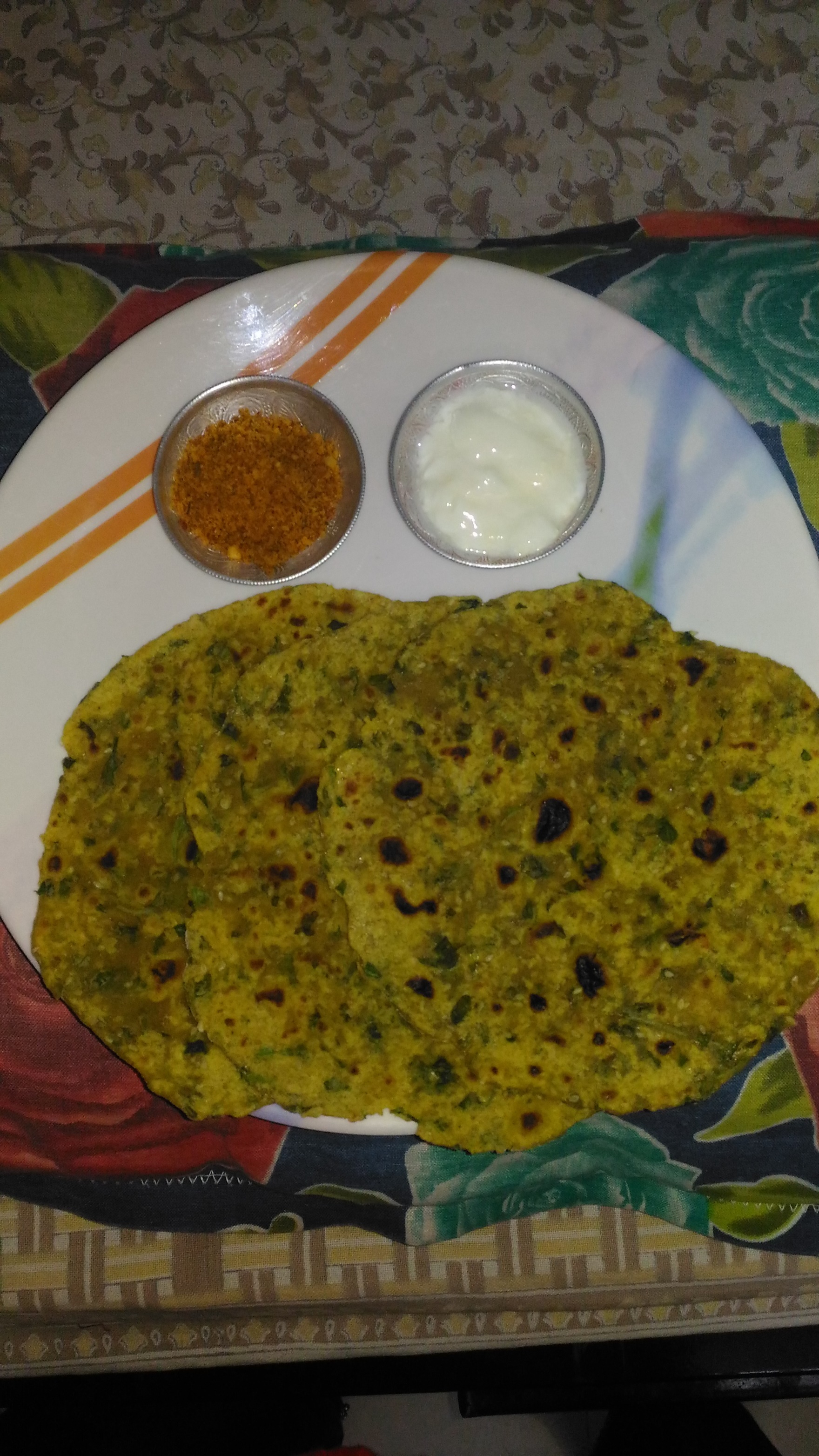 Meethi Thepla with Curd & Groundnuts chutny